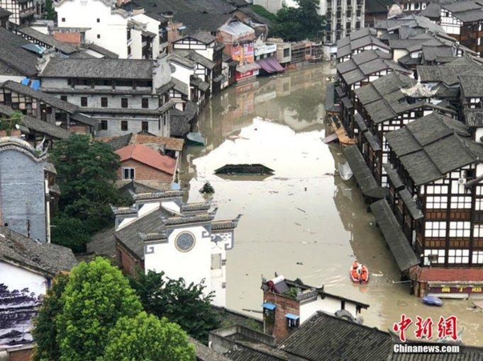 你好，请问打开地暖开关就听到电表后面墙体内有煮沸水的开锅声音，还有翁翁声，还有烧电线味道怎么回事？